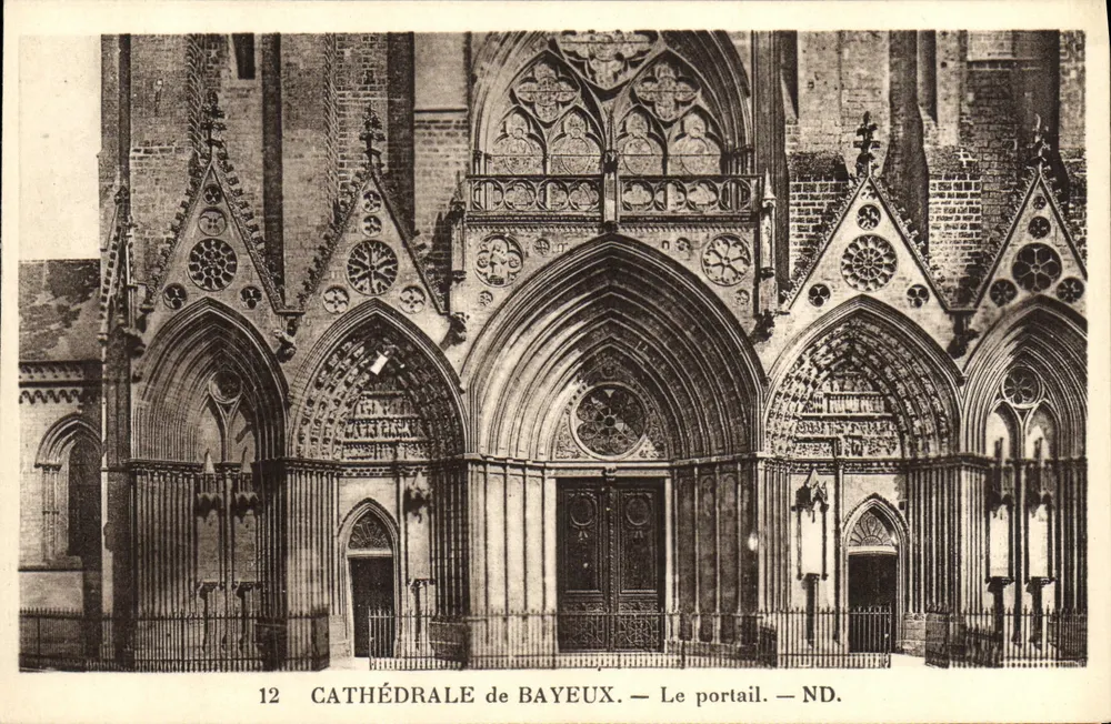 Catedral de Bayeux — O portal — ND. - Frente