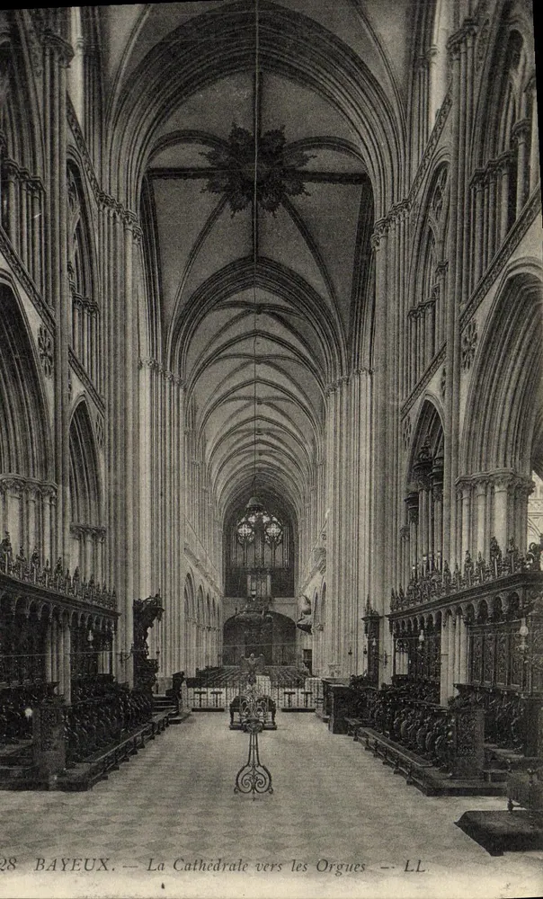 Bayeux — A Catedral em Direção aos Órgãos — LL - Frente