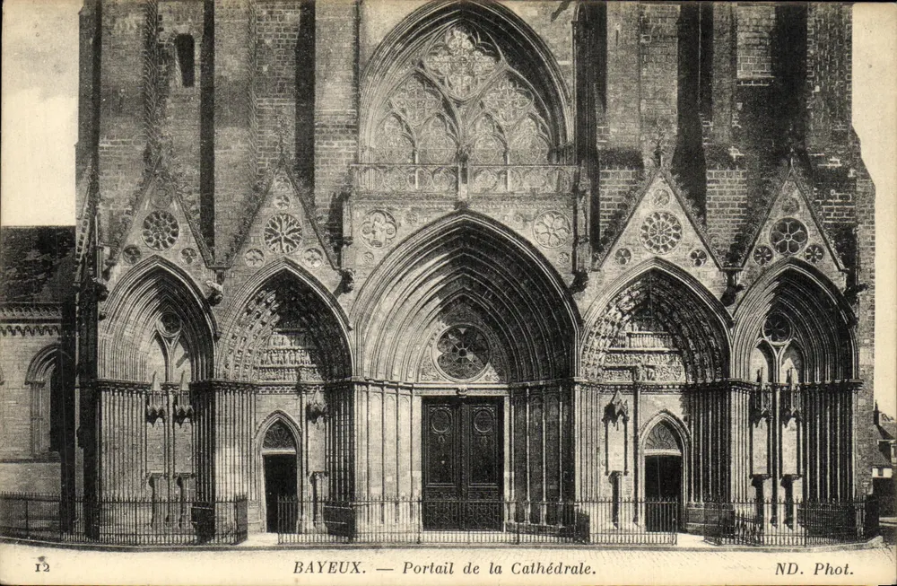 Bayeux — Portal de la Catedral — ND. Fot. - Anverso
