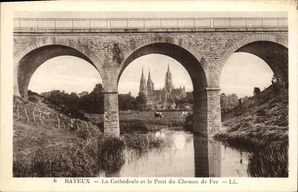 Bayeux — Die Kathedrale und die Eisenbahnbrücke — Li. - Vorderseite