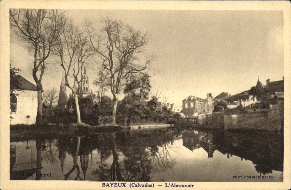 Bayeux (Calvados) — L'Abreuvoir — Phot. Combier Macon - Frente