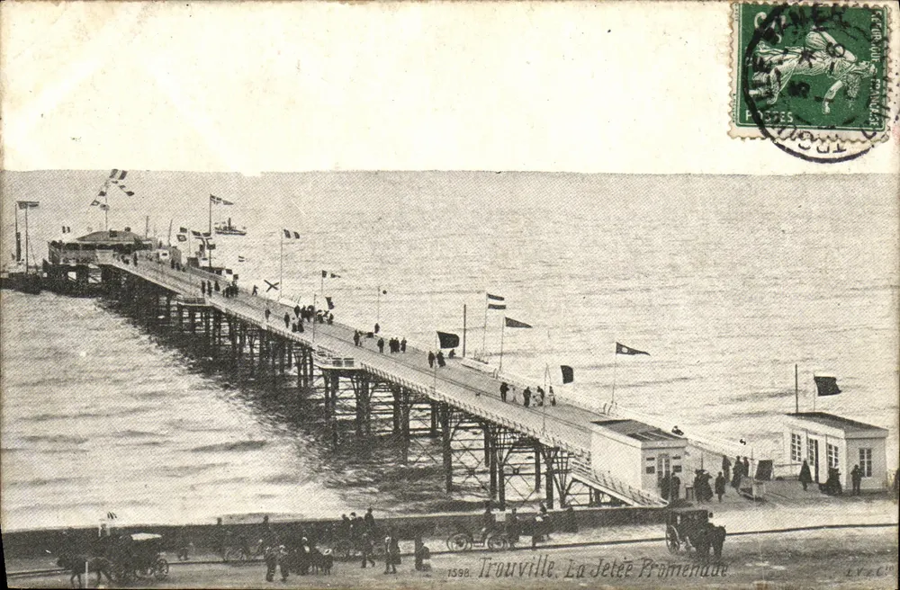 Trouville. A Ponte de Promenada — vista da ponte com bandeiras e passeantes — editor L.V. C.°, n° 1598 - Frente