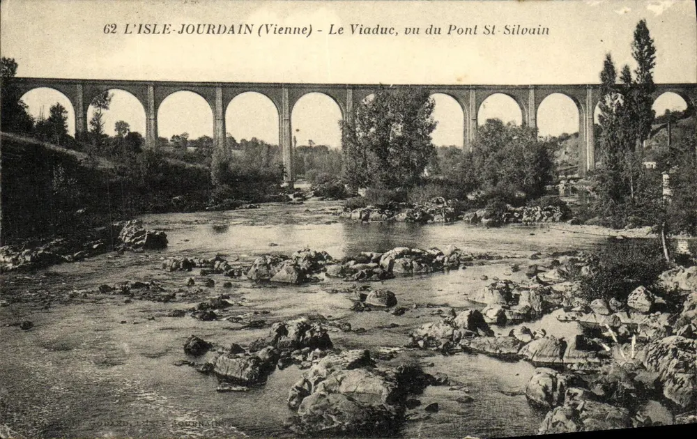 L'Isle-Jourdain (Vienne) - Der Viadukt, gesehen vom Pont St-Silvain - Vorderseite