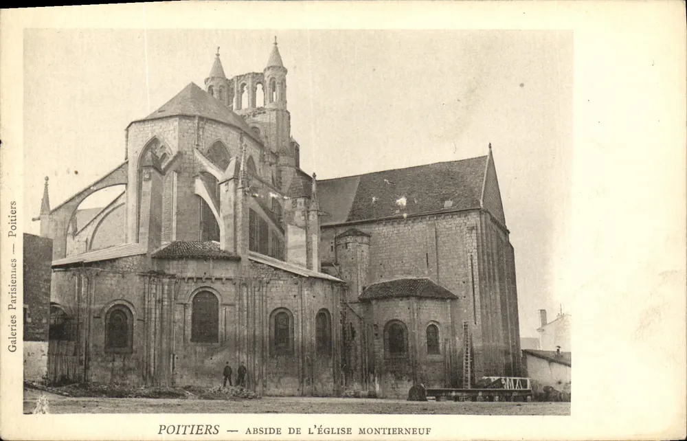Poitiers — Apse der Kirche Montierneuf — Galeries Parisiennes — Poitiers - Vorderseite