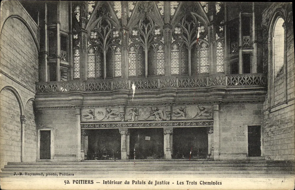 Poitiers — Innenansicht des Palasts der Gerechtigkeit — Die Drei Schornsteine — J.-B. Raymond, Foto, Poitiers - Vorderseite