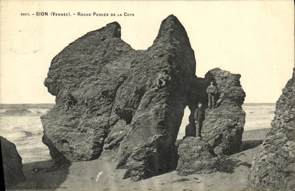 Sion (Vendée) — Roche Percée de la Côte — Phototypie Vassellien, Nantes - Frente