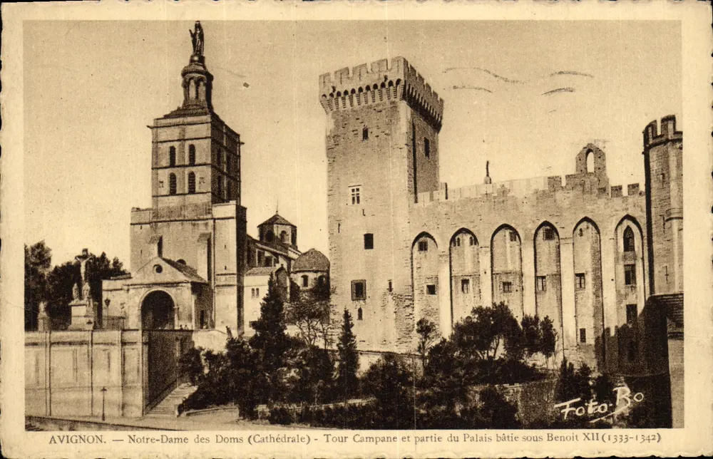 Avignon — Nossa Senhora dos Domos (Catedral) - Torre Campane e parte do Palácio construído sob Benedito XII (1333-1342) — Foto Bo - Frente