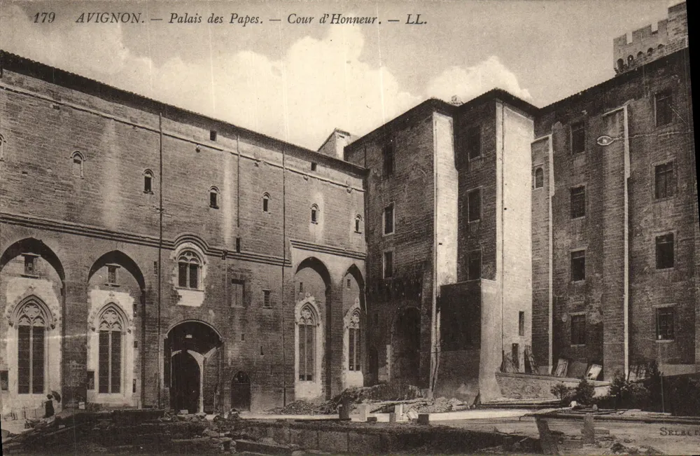 Avignon — Palácio dos Papas — Cour d'Honneur — LL. — Série 179 - Frente