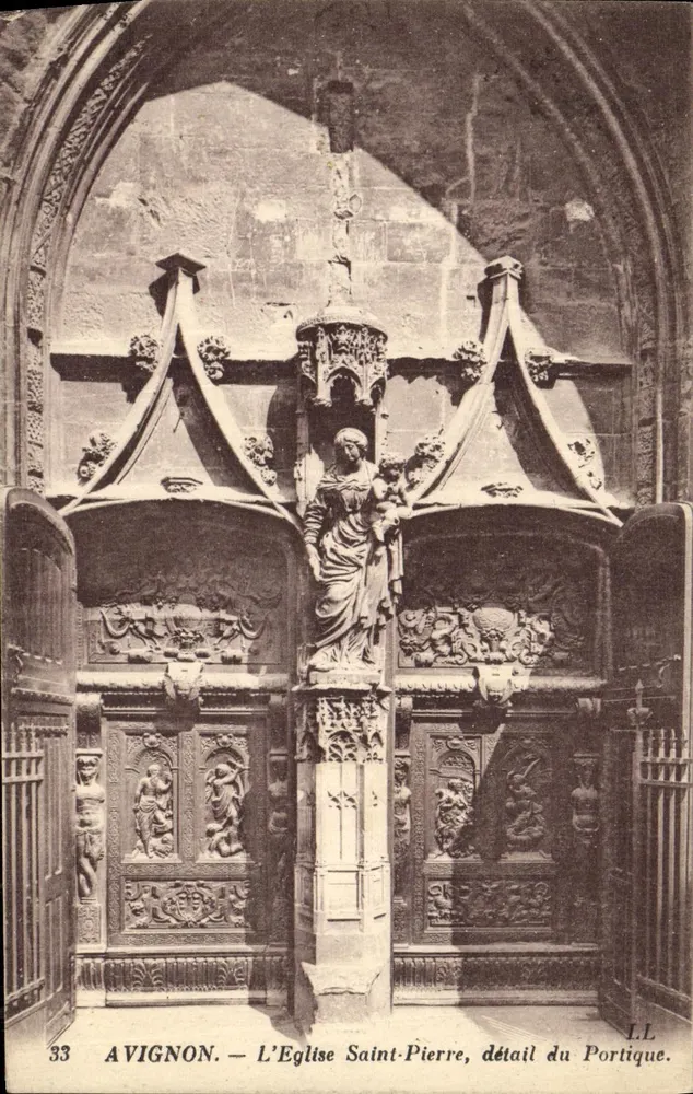 Avignon — Kirche Saint-Pierre, Detail des Portikus - Vorderseite