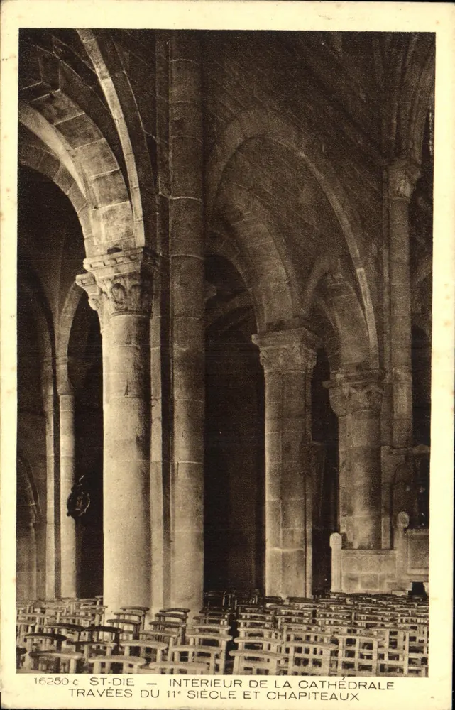 Saint-Dié — Innenansicht der Kathedrale, Nave des 11. Jahrhunderts und Kapitelle - Vorderseite