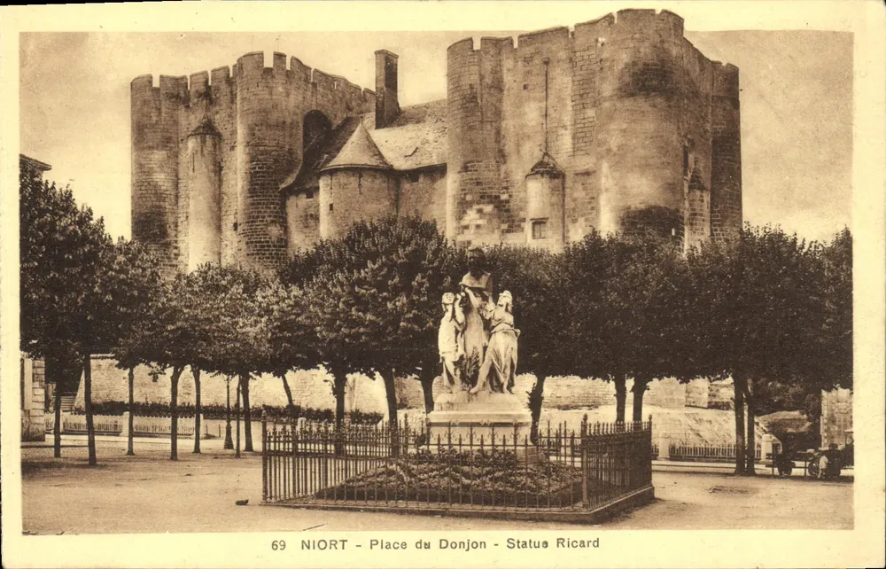 Niort - Praça do Donjon - Estátua de Ricard — editor L. Cruchon, n° 69 - Frente
