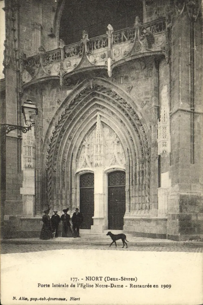 Niort (Deux-Sèvres) — Seitenportal der Kirche Notre-Dame — 1909 restauriert — N. Alias, pap-tab-journaux, Niort - Vorderseite