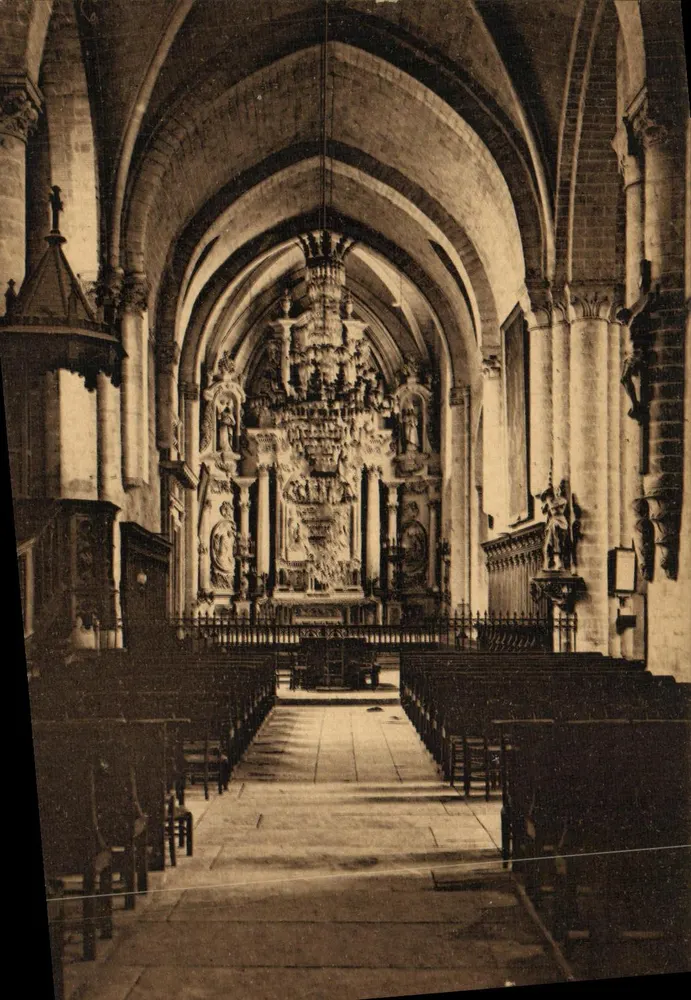 Thouars — Interior da Igreja de São Laon — Edição artística R. Bergevin - Frente