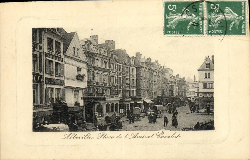 Alberville. Platz des Admirals Courbet — Ansicht des Platzes mit Gebäuden und Geschäften — Verleger nicht sichtbar - Vorderseite