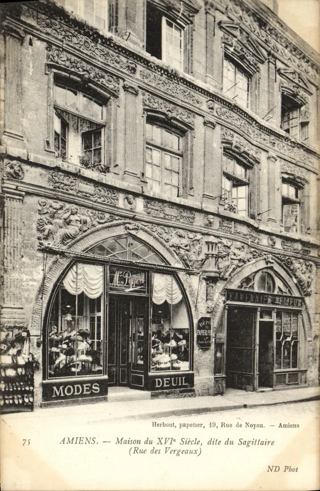 Amiens — Haus des 16. Jahrhunderts, genannt Sagittaire (Rue des Vergeaux) — Herbout, Papierhändler, 19 Rue de Noyon — ND Phot - Vorderseite