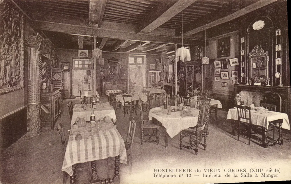 Hostellerie du Vieux Cordes (13. Jahrhundert) — Innenraum des Speisensaals — Telefon n°12 - Vorderseite