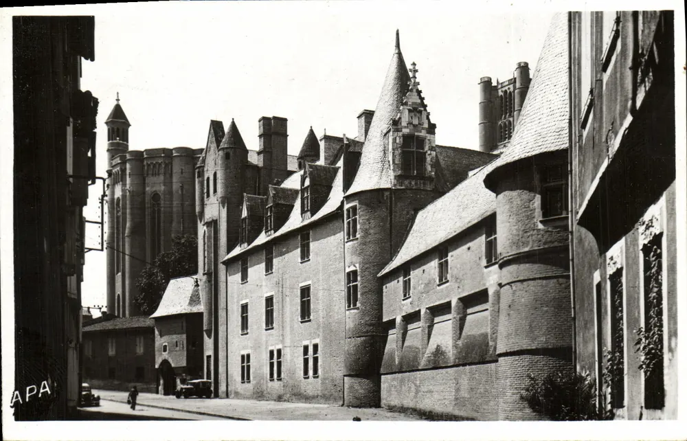 Albi — Ehemaliger Bischofssitz (12. und 17. Jahrhundert) — Hauptfassade — Les Cartes APA - POUX - Vorderseite