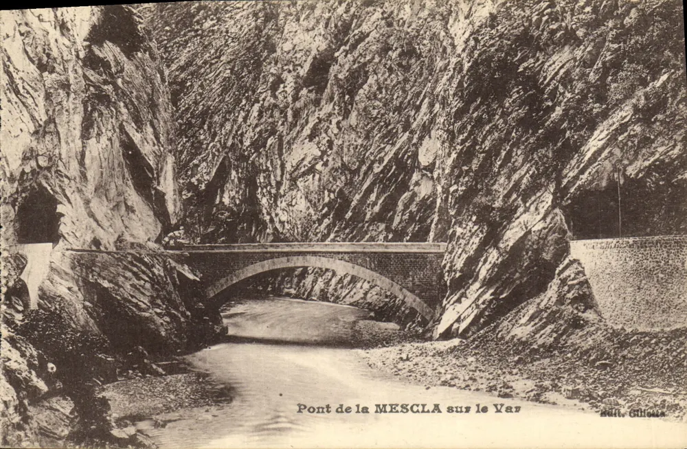 Ponte da MESCLA sobre o Var — vista do ponte de pedra em um canyon rochoso — editor J. Gilletta - Frente