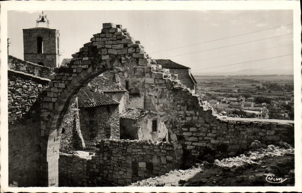 Ruínas de um antigo edifício em Hyères-les-Palmiers — vista panorâmica — Pim - Frente