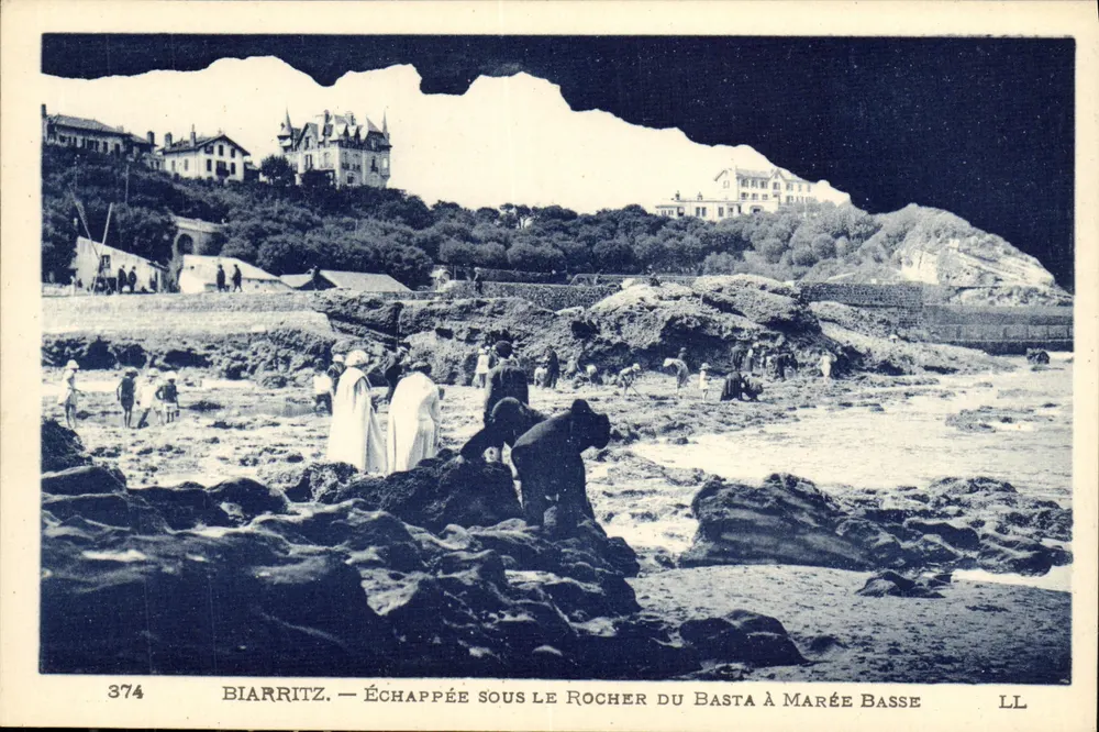 Biarritz — Visão sob o Rocher du Basta com maré baixa — LL, n° 374 - Frente