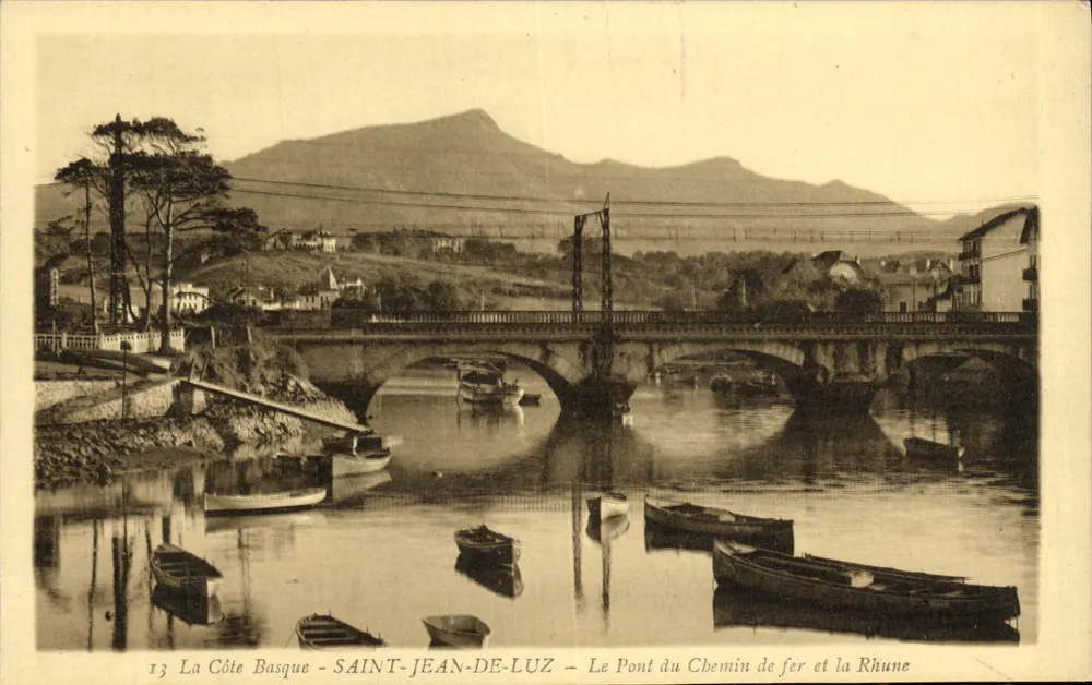 Saint-Jean-de-Luz — Die Brücke der Eisenbahn und die Rhune - Vorderseite