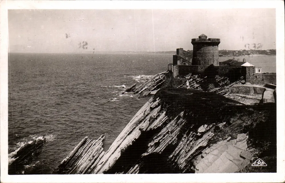 Saint-Jean-de-Luz — Der Bergfried und die Klippen — C.A.P. Strasbourg - Vorderseite