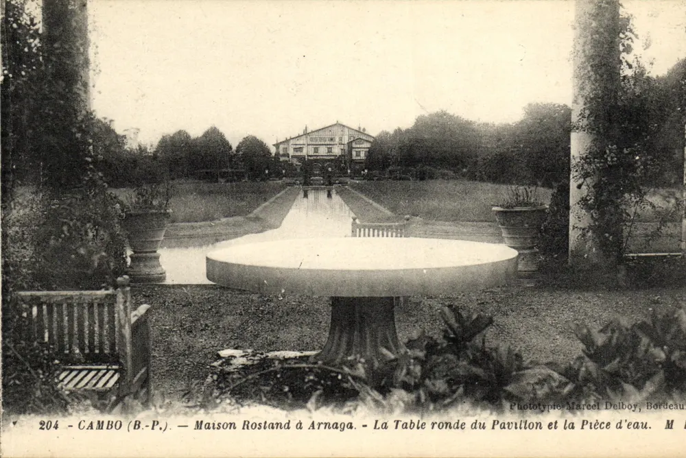 Haus Rosstand in Arnaga — Der runde Tisch des Pavillons und das Wasserbecken — Phototypie von Marcel Delboy, Bordeaux - Vorderseite