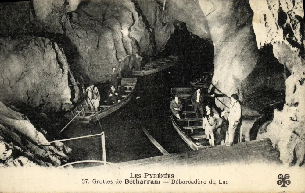 Grutas de Bétharram — Desembarque no Lago — Os Pirineus - Frente