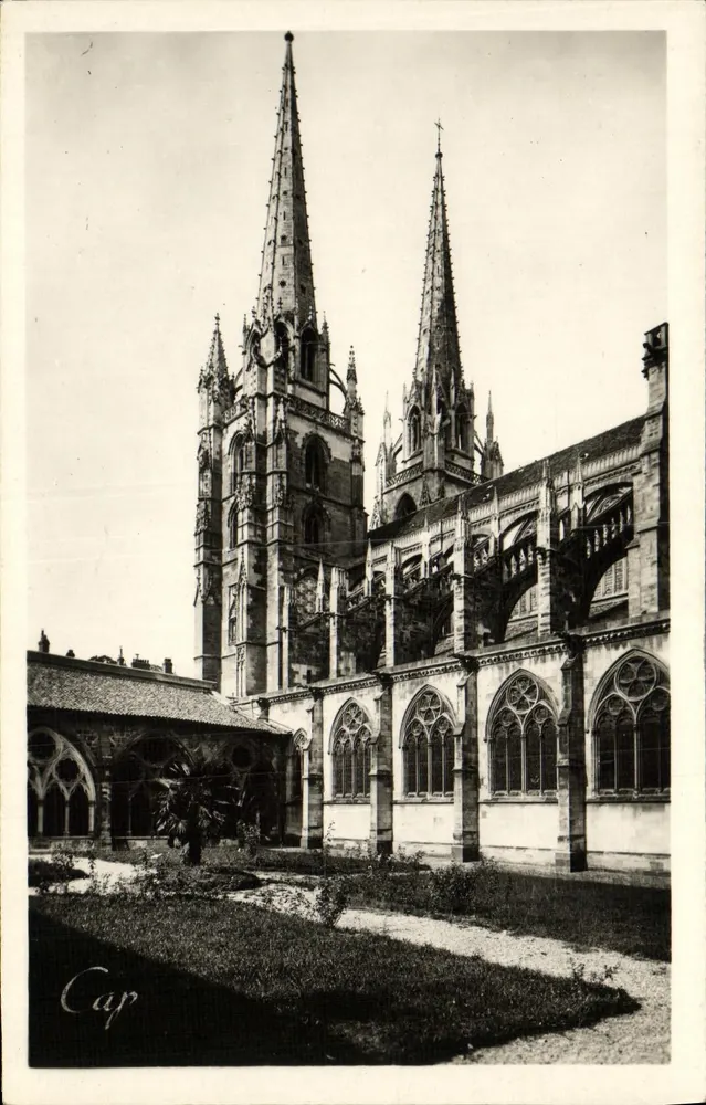 Bayonne - A Catedral e o Claustro — C.A.P. - Paris - Frente