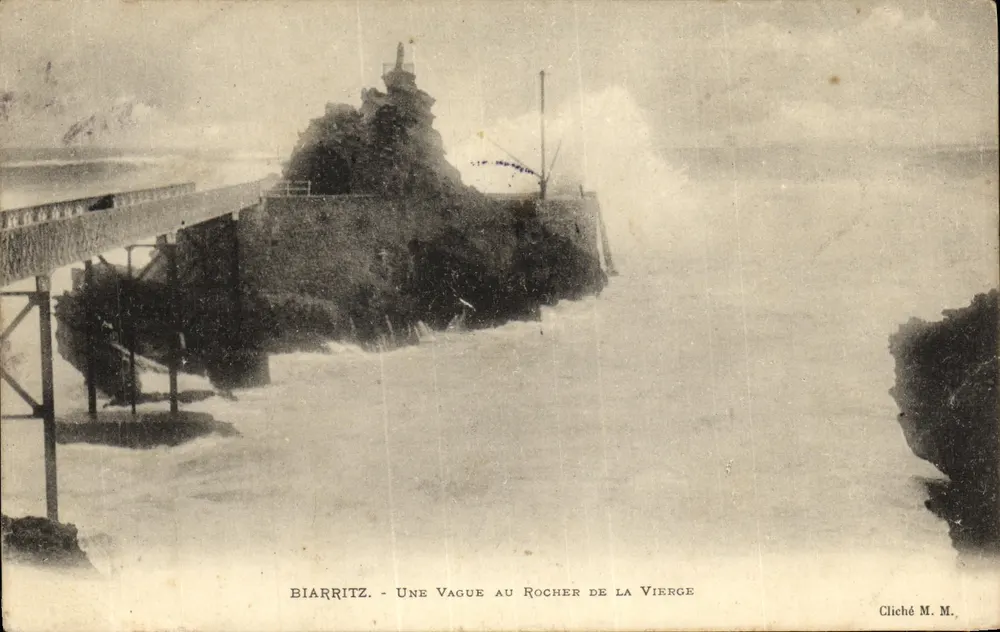 Biarritz — Eine Welle am Felsen der Jungfrau — Foto von M.M. - Vorderseite