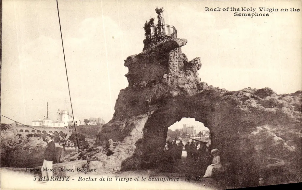 Biarritz — Rocher de la Vierge e o Sémaphore — Fot. Marcel Delboy, Bordeaux - Frente