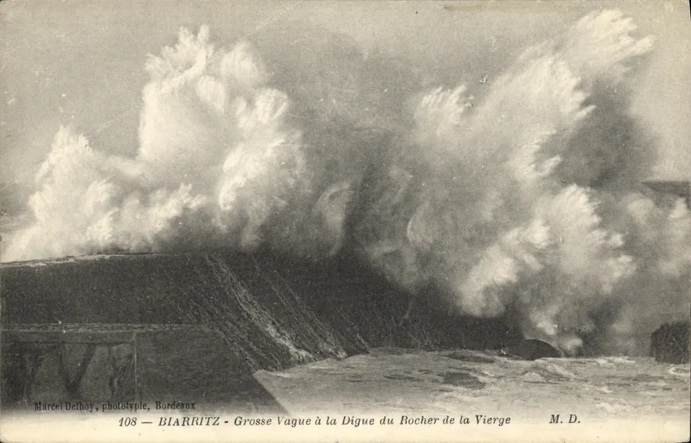Biarritz - Große Welle am Schutzdamm des Rocher de la Vierge - Marcel Delhoy, Phototypie, Bordeaux, Nr. 108 - Vorderseite