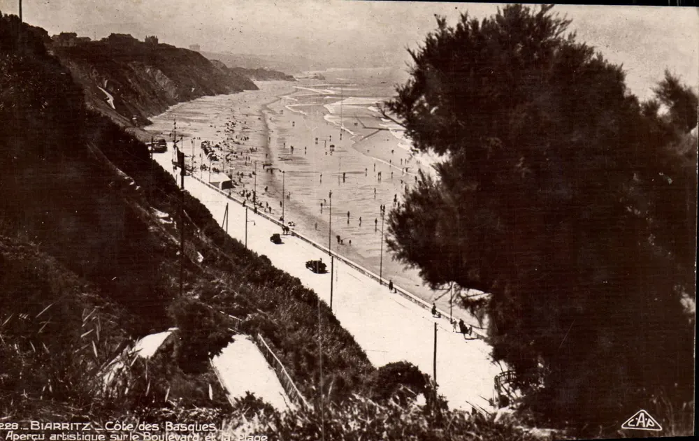 Biarritz — Côte des Basques — Künstlerische Ansicht des Boulevards und der Place - Vorderseite