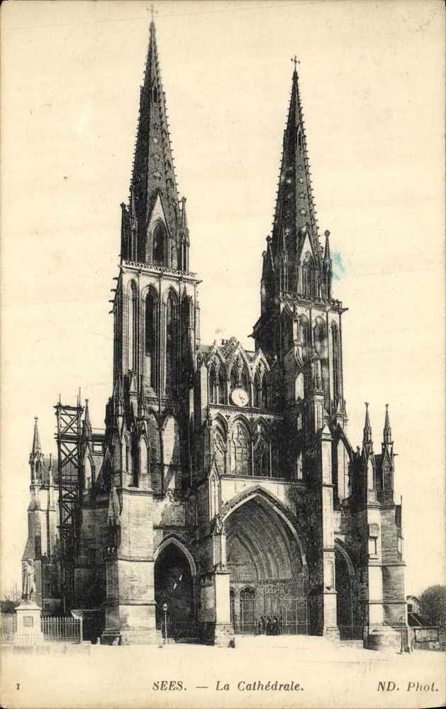 Sées — A Catedral — ND. Fot. - Frente