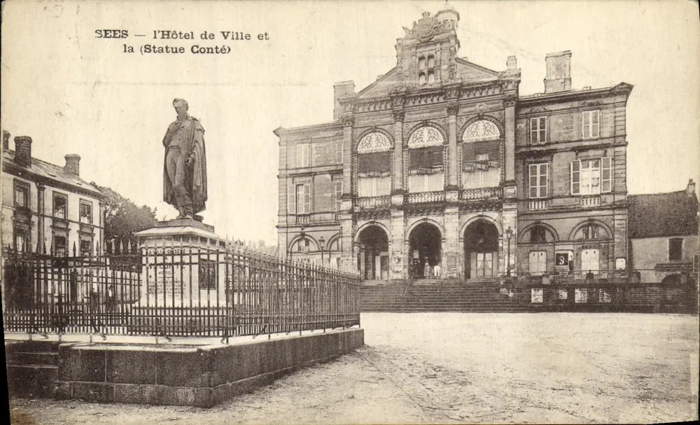 Sees — O Hotel de Ville e a Estátua Conté - Frente