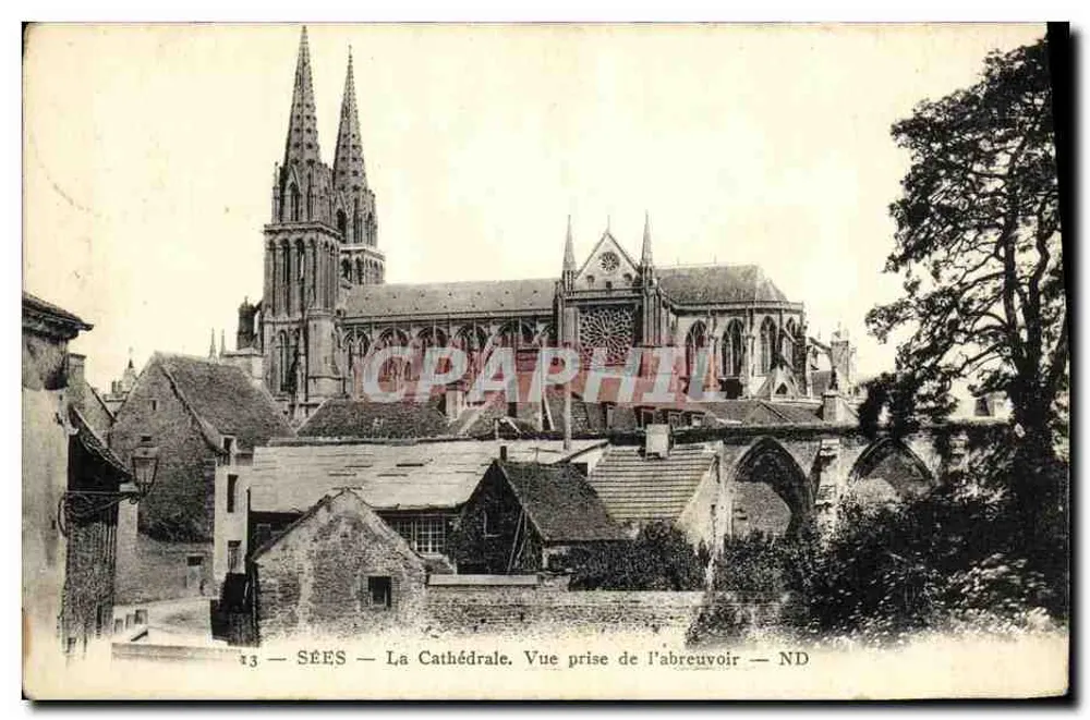 Sées — Die Kathedrale. Aufnahme vom Brunnen — ND - Vorderseite