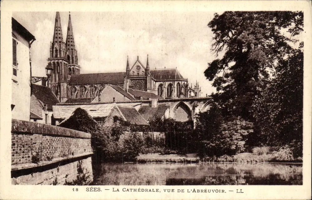 Sées — Die Kathedrale, Blick vom Brunnen — LL - Vorderseite