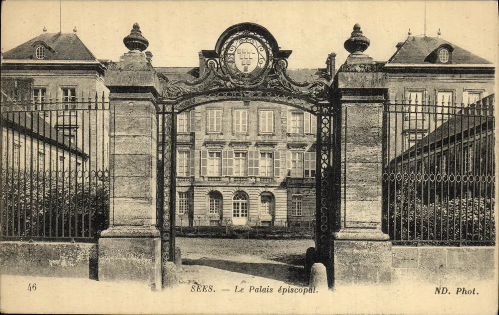 Sées — O Palácio Episcopal — ND. Phot. - Frente