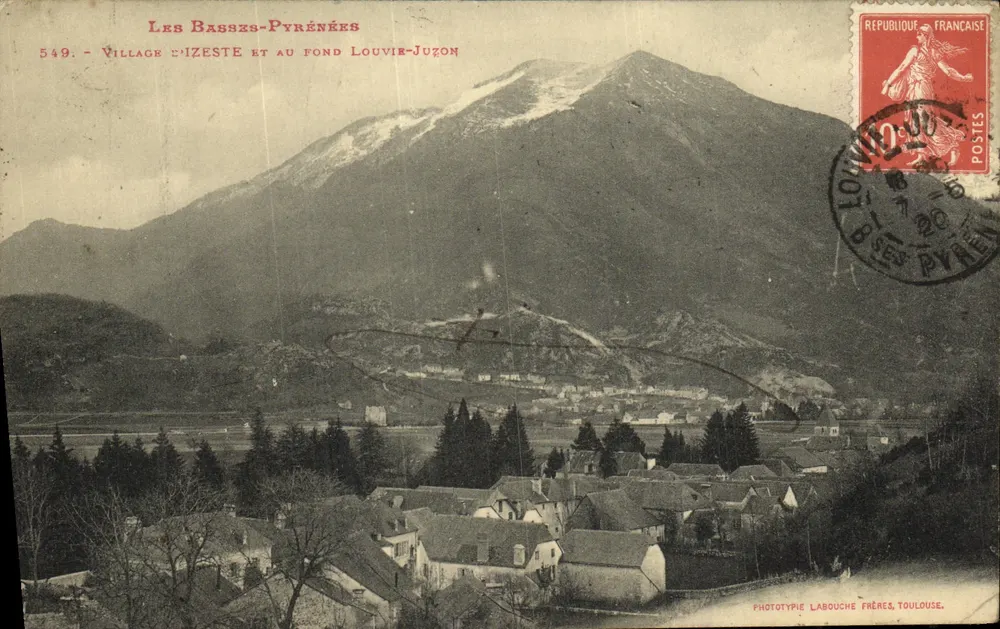 Dorf Izeste und im Hintergrund Louvie-Juzon — Die Basses-Pyrénées — Phototypie Labouche Frères, Toulouse, n° 549 - Vorderseite
