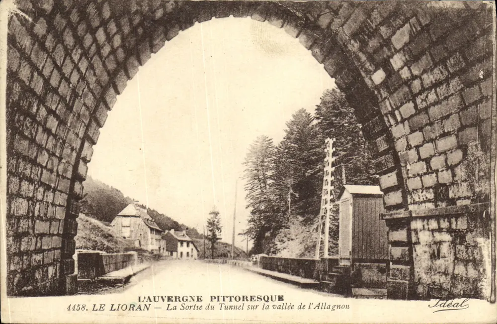 PITTORESQUE AUVERGNE — Ausfahrt aus dem Tunnel über das Tal der Allagnon — Verleger Idéal, Nr. 4458 - Vorderseite