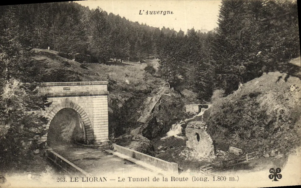 Le Lioran — O Túnel da Estrada (comp. 1.800 m.) — A Auvergne, editor MTIL, n° 263 - Frente