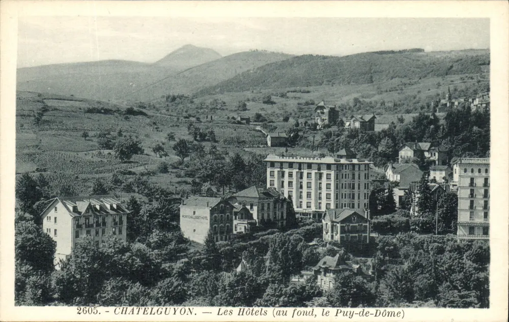 Châtelguyon — Gli Alberghi (in fondo, il Puy-de-Dôme) — Editore La Cigogne, Vichy - Recto