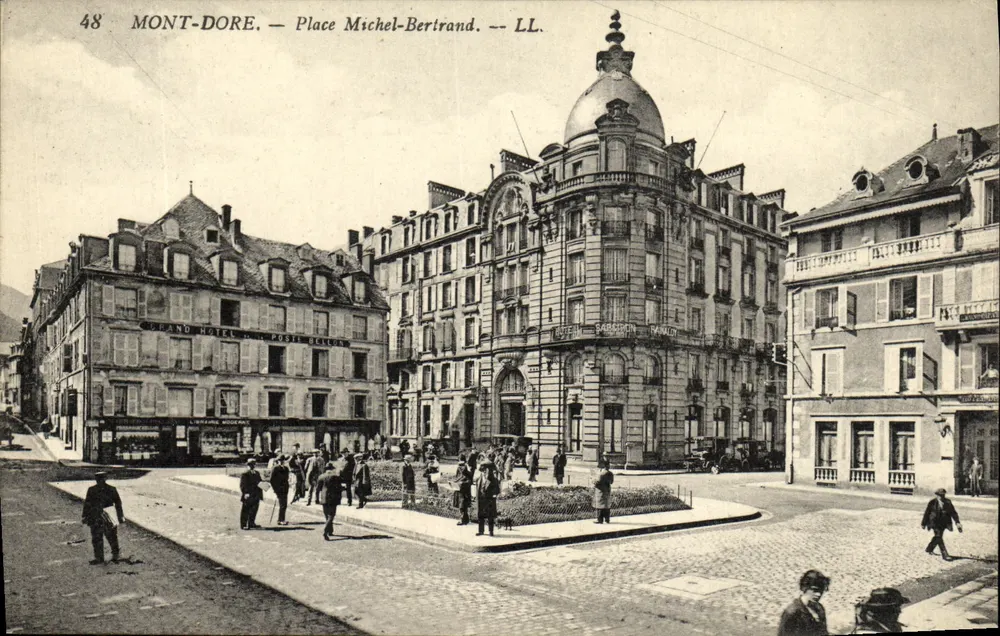 Mont-Dore — Place Michel-Bertrand — LL. - Frente