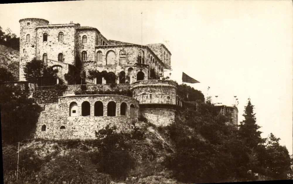 रॉयत के किला — परिवर्तन। ले॰ — प्रकाशक लेवी एवं नेक्ट्रोमिन डेट्रिन्स, पेरिस - आगे