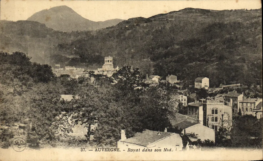 Royat em seu ninho — Auvergne — G.D.C. n°37 - Frente