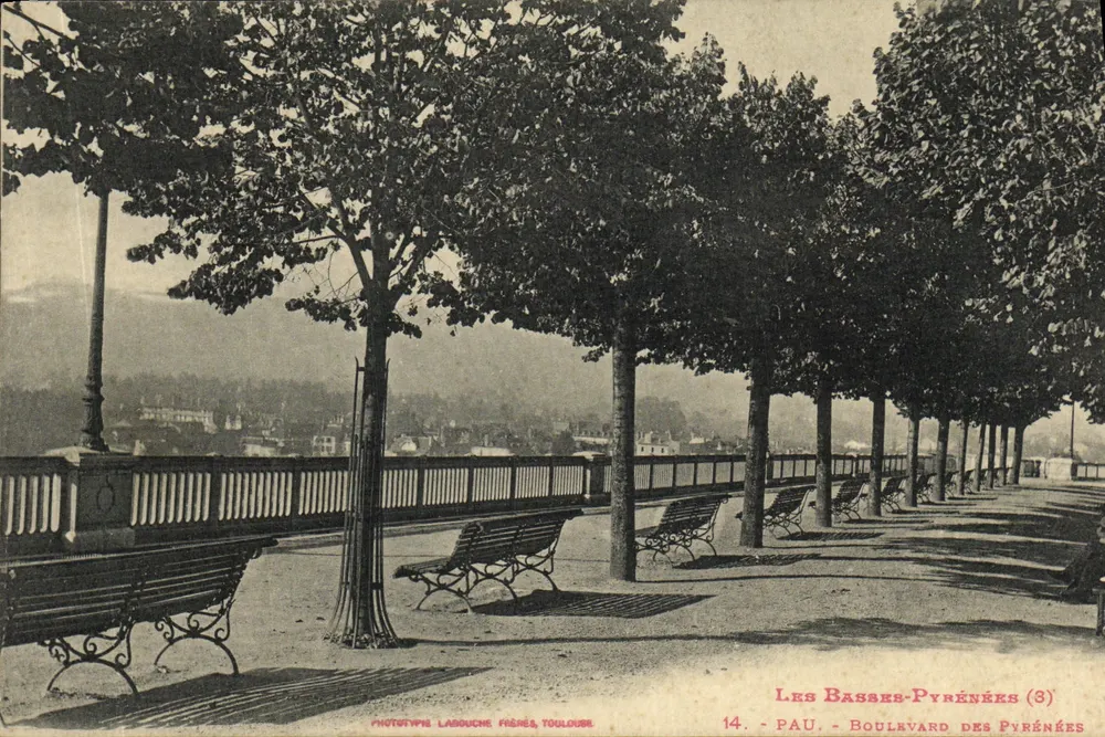 Pau - Boulevard des Pyrénées (8) — vista do boulevard com balaustrada e árvores — Fototipia Labouche Frères, Toulouse - Frente