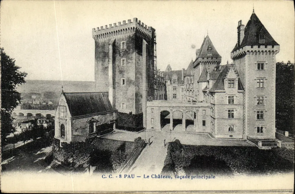 Pau — O Castelo, fachada principal — C. C. - 8 - Frente