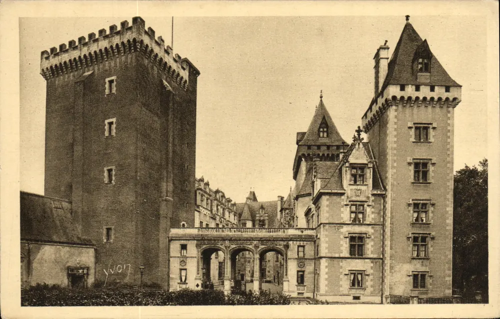 Pau - O Donjon e a Entrada do Castelo — LA DOUCE FRANCE - LES PYRÉNÉES, edição YVON, n°14 - Frente