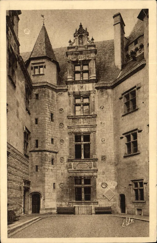 Pau - Schloss Henri-IV — Die Ehrenhof — Héliogravure 'Elfe' n°421 - Vorderseite