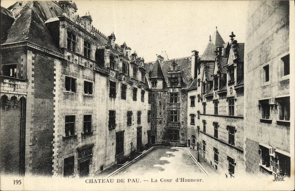 Castelo de Pau — A Cour de Honra — Neuruein Frères, Imp. Paris-Opibil - Frente